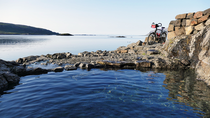Islande à vélo, bain naturel chaud dans les fjords de l'Ouest