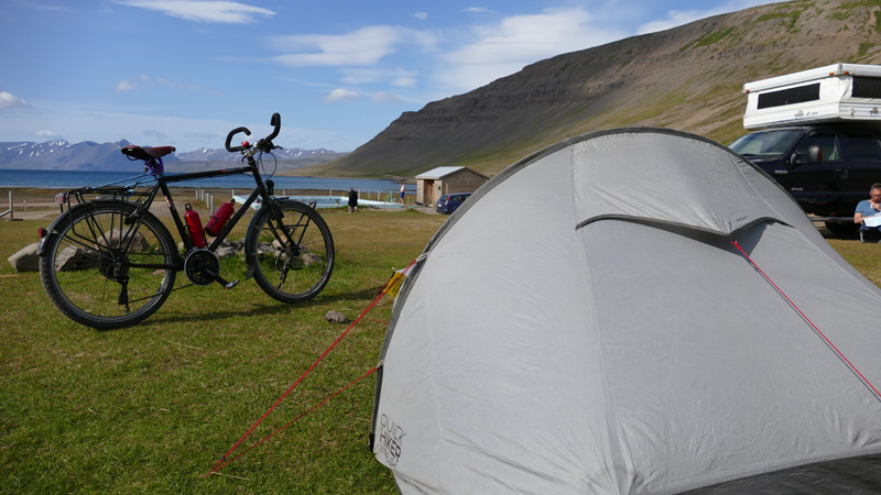 Islande à vélo de la péninsule de Snaefellsnes aux fjords de l'Ouest, campement au fond d'un fjord
