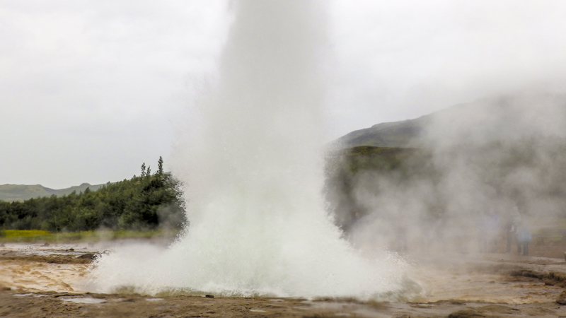 Observation du geyser Strokkur durant un circuit en Islande
