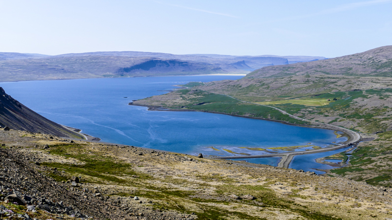 observation d'un fjord pendant un circuit en Islande