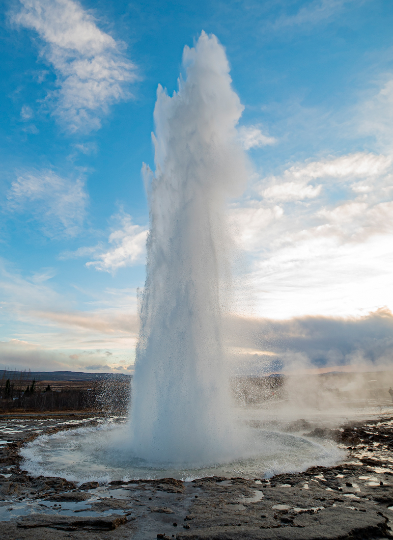 Excursion dans le cercle d'or avec un guide français en Islande, geyser strokkur